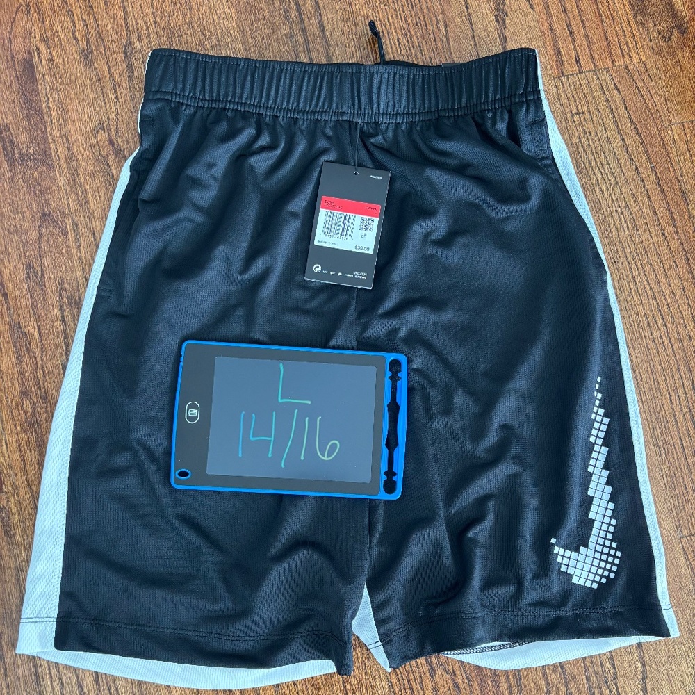 NWT Boys Nike Shorts Size 14/16 Large